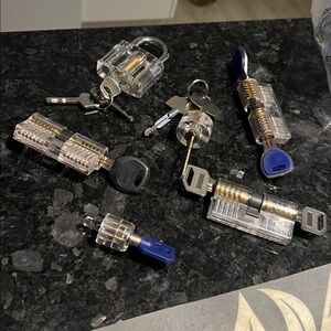 Transparent locks and keys for lock picking practice